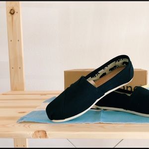TOMS Classics Black Canvas size 6